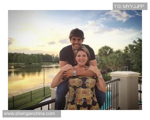 足球明星卡卡与妻子的甜蜜瞬间精彩图片分享