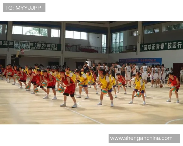 明星身穿校服激情打篮球展现青春活力与运动魅力